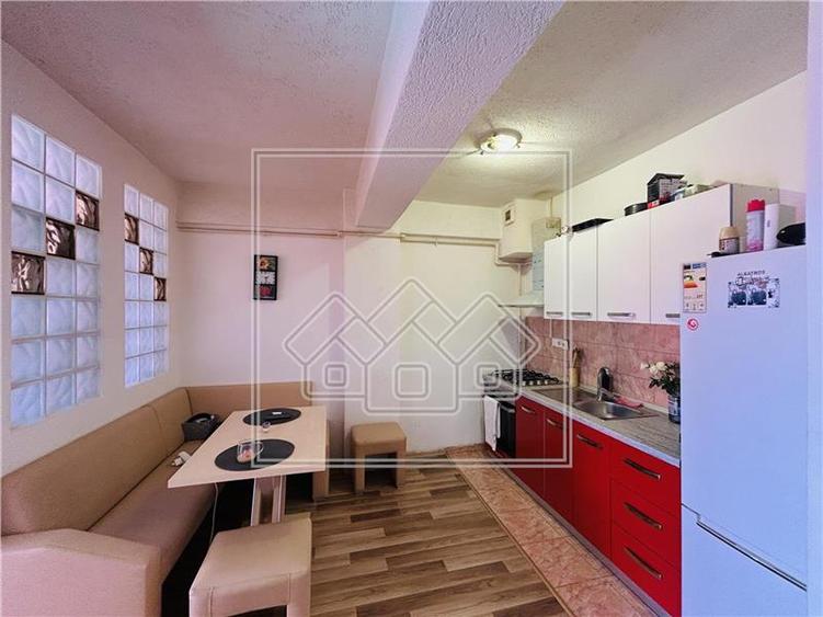 Ap cu 2 camere, la cheie, balcon - etaj intermediar