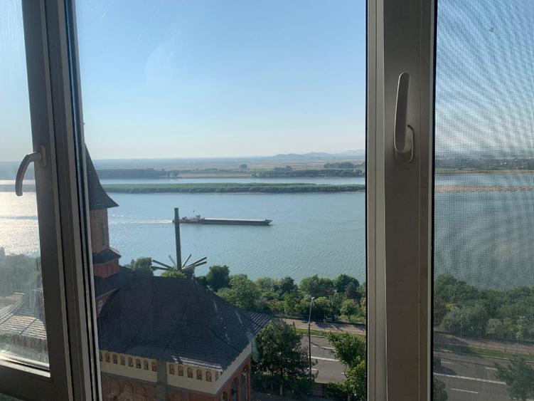 Vand apartament 3 camere , 105 mp , Faleza Dunării , Vedere frontală Dunăre