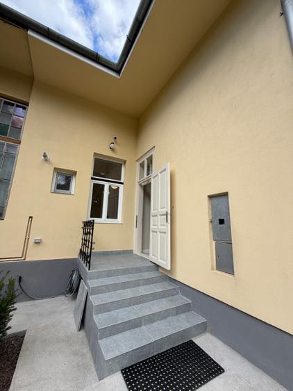 Casa recent renovata  .str. Avram Iancu, curte 300 mp, 3 parcari, zona centrala