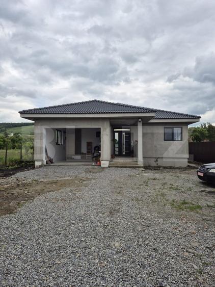 Casă pe un nivel în Ernei – 4 camere, panouri fotovoltaice și teren de 1.390 mp