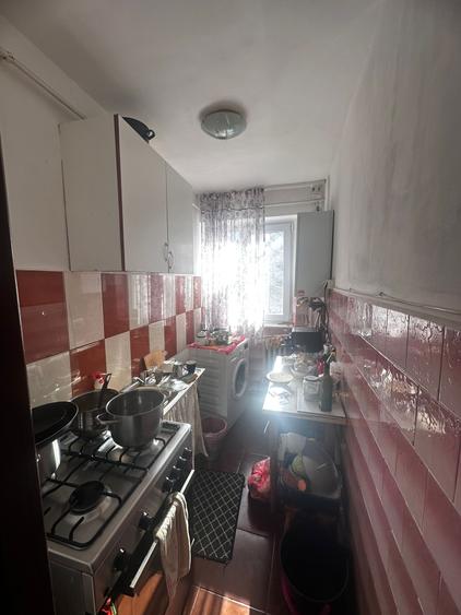 Apartament 2 camere, etajul 2/4, zona Mircea cel Batran