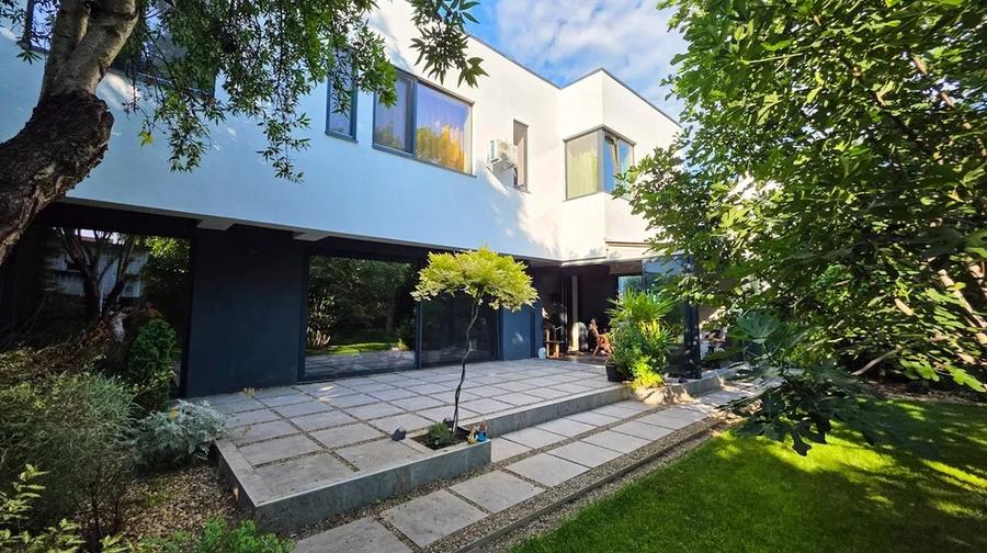 Vila superba de inchiriat, cu 5 camere, terasa, zona VIILE NOI
