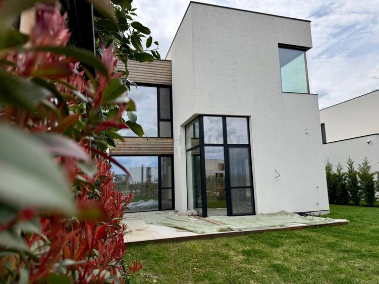 Vila tip duplex in Amber Forest, langa padure