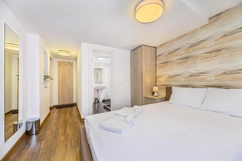 Pensiune 650 m2 , Str Castelului
