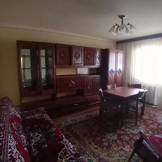 Apartament 3 camere liber la vanzare intrare Tractorul