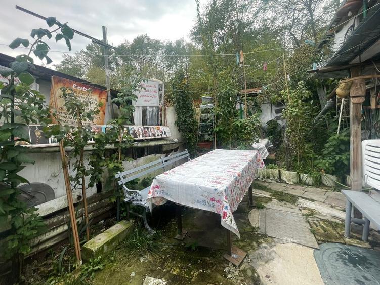Casa de vanzare curte propie cu garaj si loc parcare in fata casei