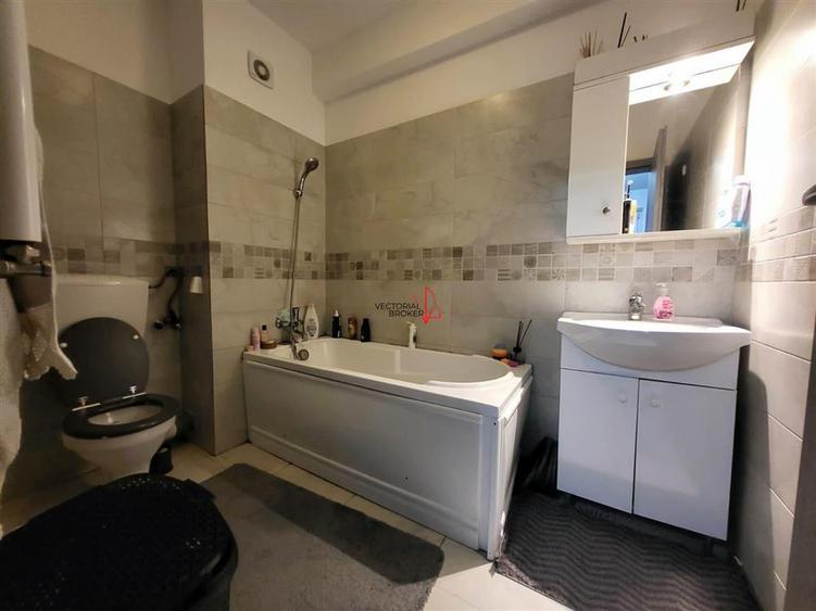 3 CAMERE DECOMANDAT + 2 PARCARI + 30MP CURTE IN PROPRIETATE