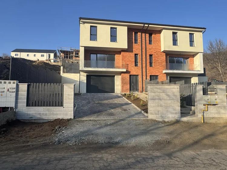 Duplex de vanzare, D+P+E, garaj 190mp utili, Tauti
