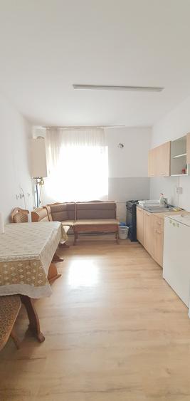 Inchiriez garsoniera la casa , zona Centrala (Str.9Mai),cu acces la o mica curte