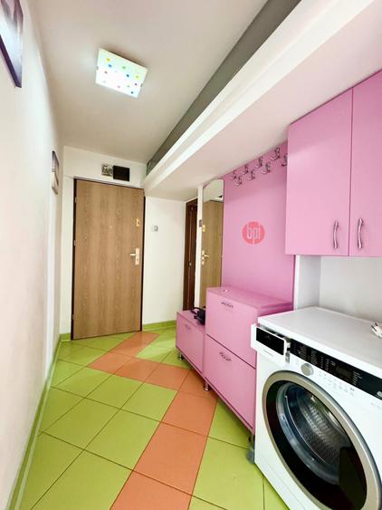 SE INCHIRIAZA micro-apartament tineresc, 2 camere, etaj 4 (cu sarpanta), situat