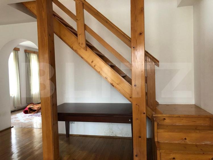 Casa de vanzare, cu 7 camere, 350 mp u & 2850 mp teren
