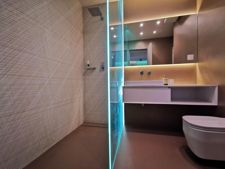 Apartament  ultrafinisat cu 3 dormitoare, mobilier modern si garaj