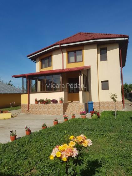Casa cu etaj, mansarda, curte, 3 dormitoare, 3 camere de zi, 4 bai. Com. Smardan