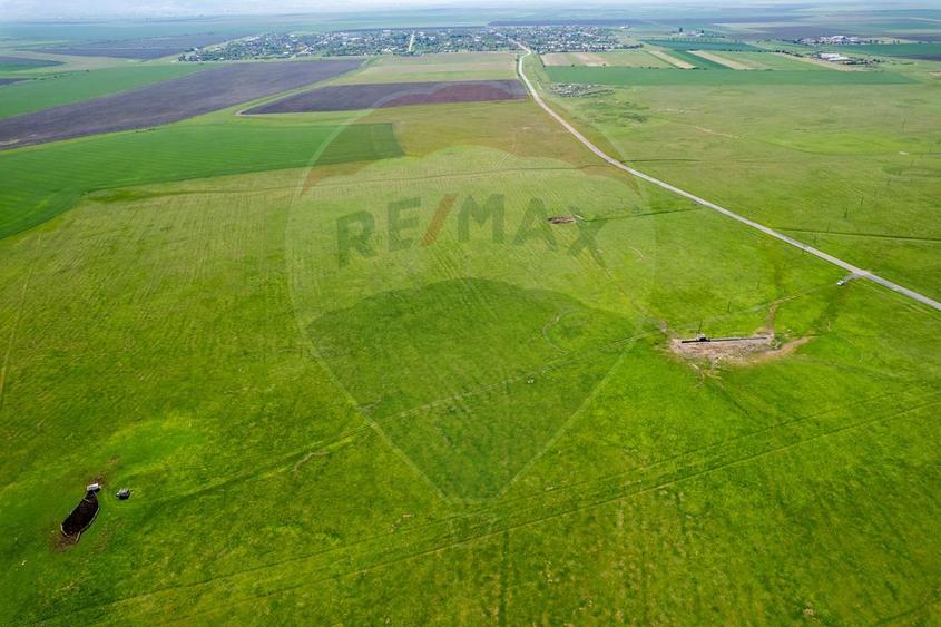 5 hectare teren agricol- pășune, cu front la șosea, zona Sântana