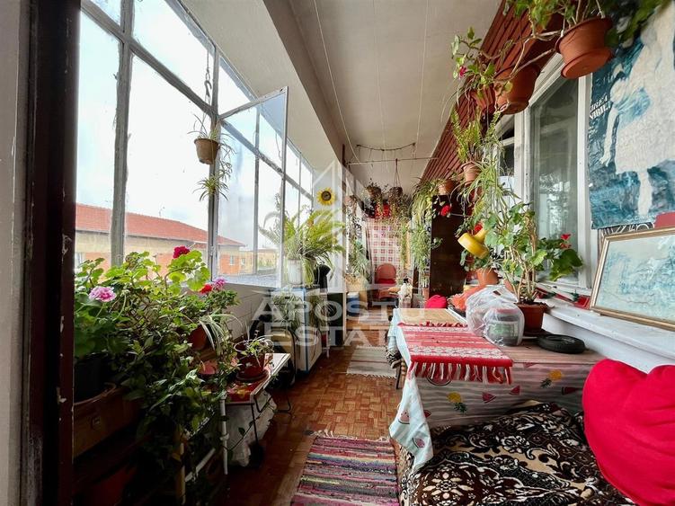 Apartament de vanzare cu 4 camere, centrala proprie, Aradului
