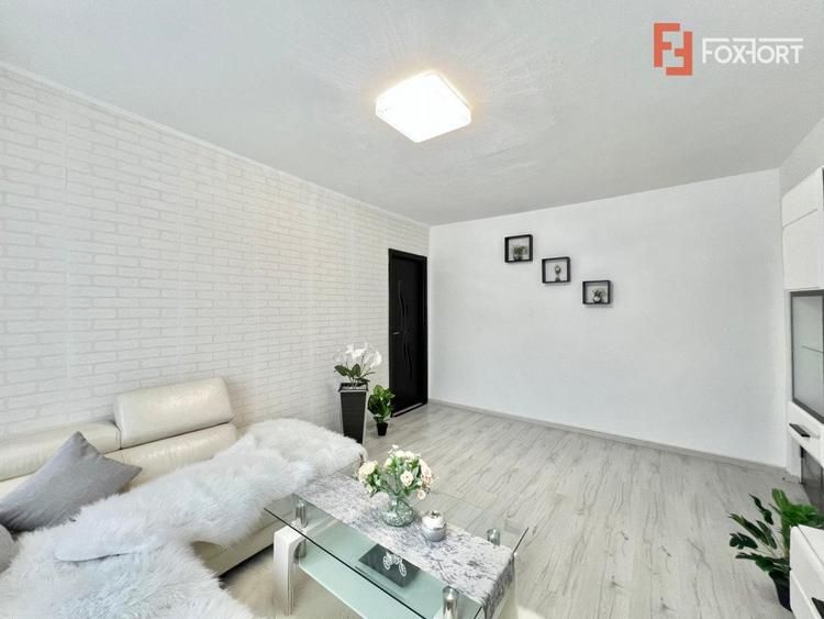 Apartament cu 3 camere, etaj 4 de vanzare, zona Spitalul Judetean