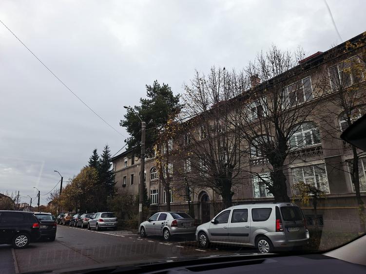 3 camere Exercițiu / fondul vechi , Decomandat / centrala , Amplasament DEOSEBIT