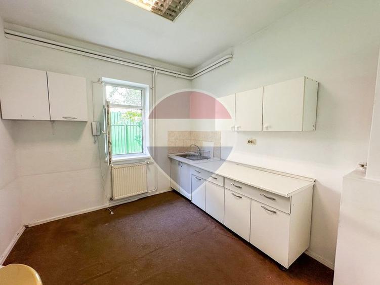 Spatiu comercial | doua cladiri, curte proprie | 300 mp |
