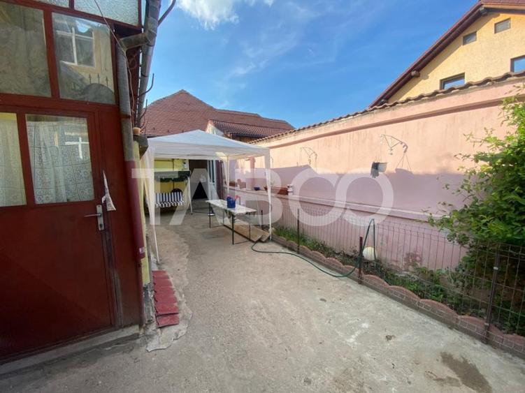Casa mica 3 dormitoare curte mica 60 mp zona Lupeni Sibiu