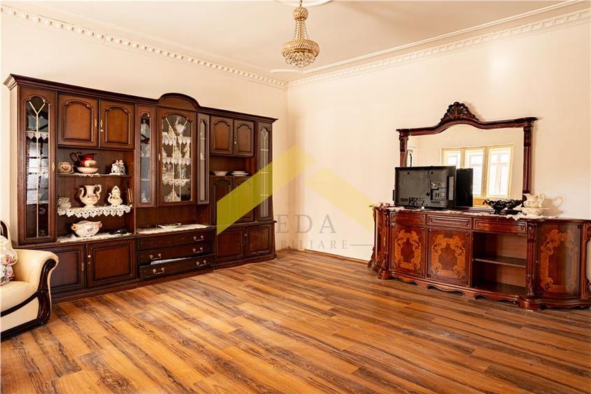 Casa in zona Parneava 5 camere de vanzare