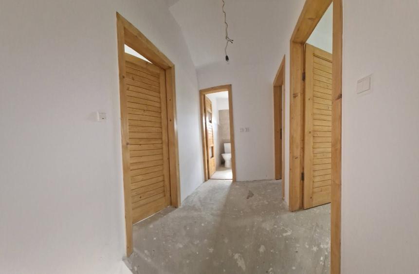 Casa de vanzare in comuna Plopu, in zona superba de deal cu vedere la padure