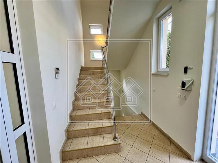 Casa de vanzare individuala -  9 camere - teren 470 mp