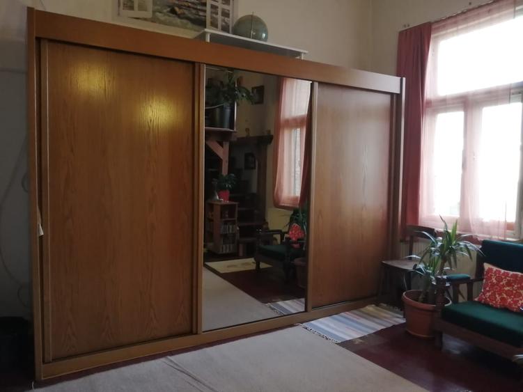 Vand casa in curte comuna in cartierul Zorilor