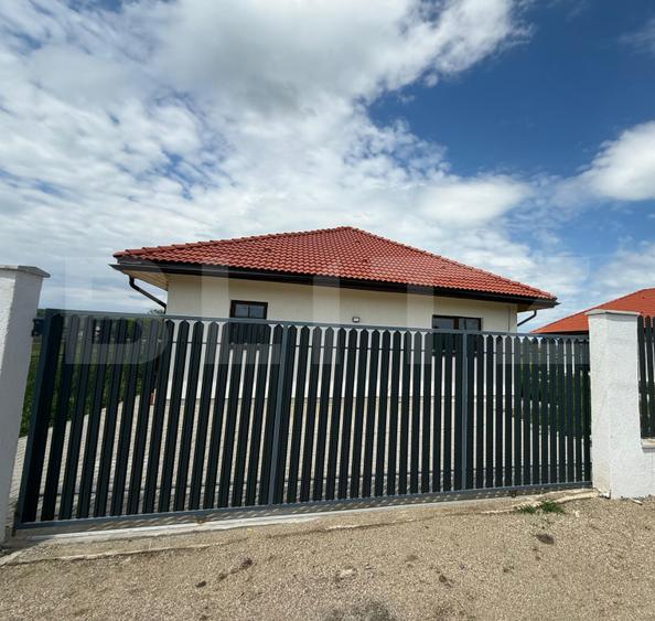 Casa finisată, pe un nivel, 4 camere, 114 mp, 750 mp teren, Jucu de Mijloc