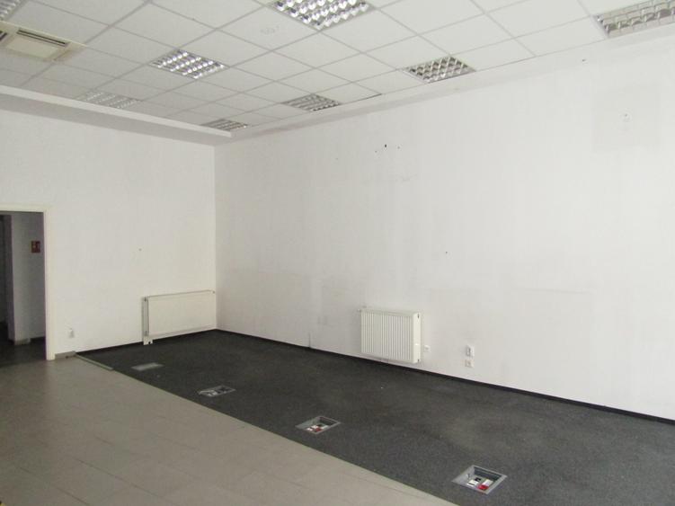 Magazin cu vitrine pe Bulevardul Mihai Viteazul