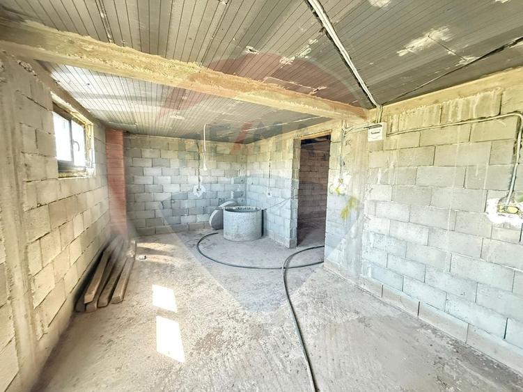 Casă cu 7 camere de vânzare Preutești jud Suceava