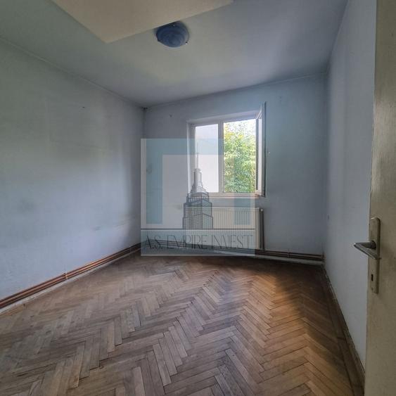 Apartament 3 camere semidecomandat ,etaj 1 - zona Vlahuta.