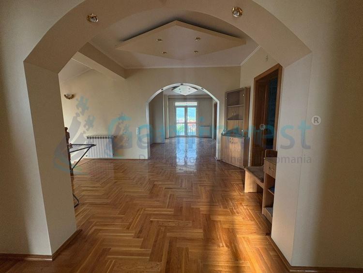 Vila cu 13 camere si 3000 mp de teren in Sanmartin, Bihor