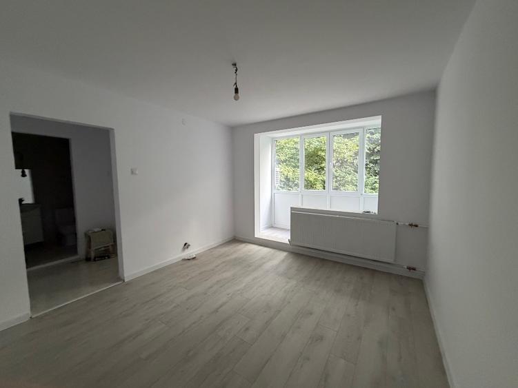 Direct proprietar . Apartament 3 camere , decomandat .