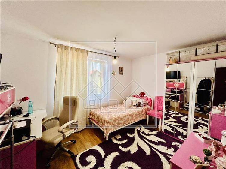 Casa individuala in Sura Mare cu 2 garaje, 2 terase si teren de 493 mp