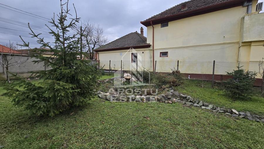 Casa individuala de vanzare, 5 camere, 3 bai, teren 1700 mp, Giarmata