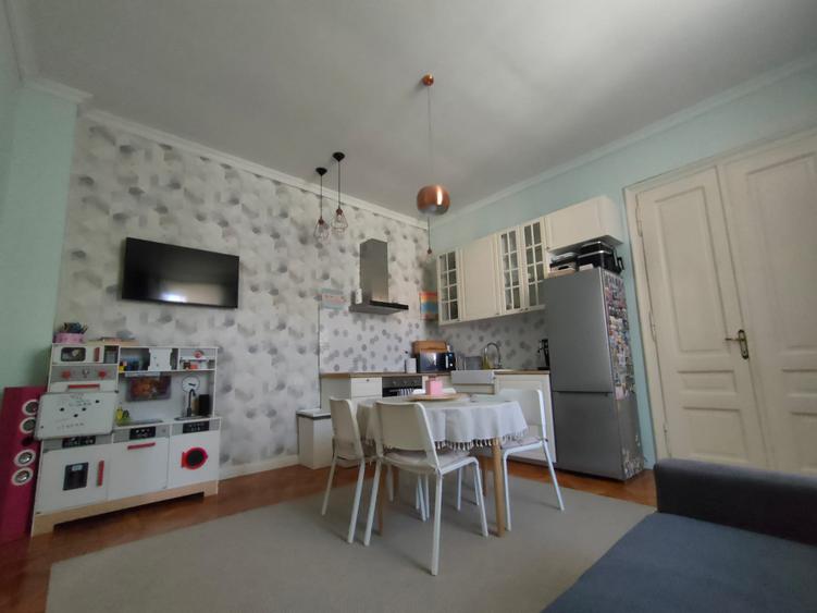 Farmec interbelic in Iosefin-Apartament spatios cu 3 camere-2 bai-balcon generos