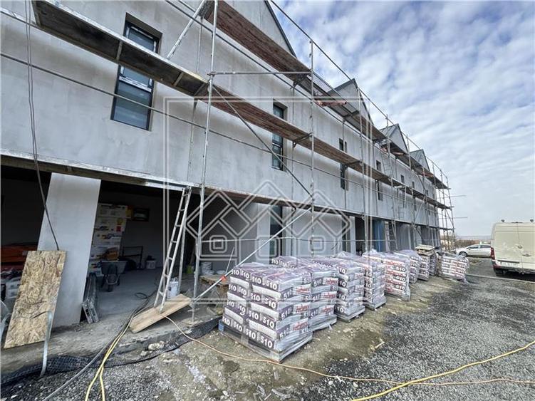 Casa cu 4 camere, 3 bai, teren de 241 mp, 2 locuri de parcare