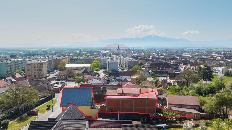 REDUCERE DE PRET: 2 Case la preț de apartament - 475 mp utili, Codlea