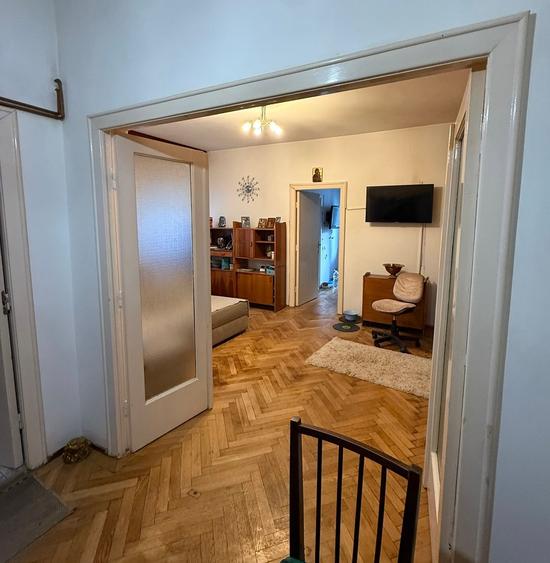 Piata KOGALNICEANU,apartament cochet in imobil interbelic creditabil la CISMIGIU