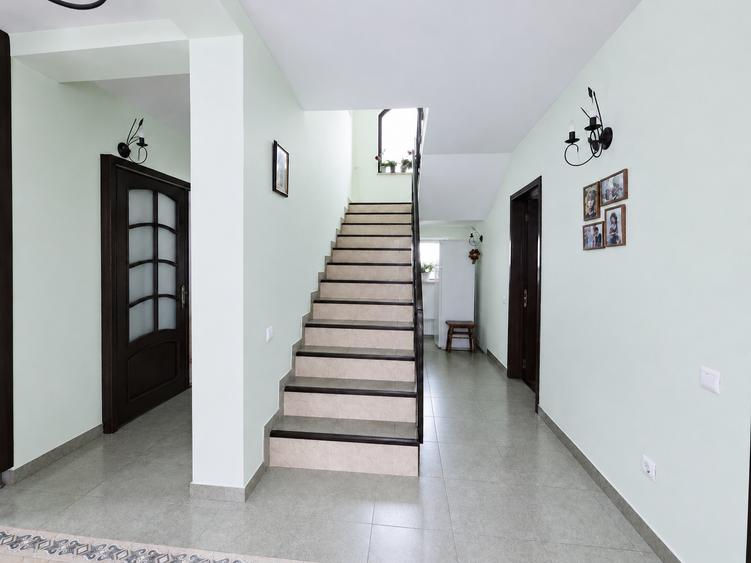 Vilă de familie 1000 mp teren, 6 camere, garaj 2 mașini, foișor - Valea Lupului