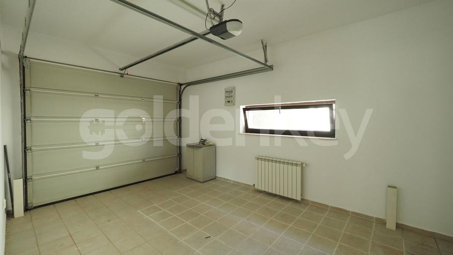 Vila individuala cu 5 camere, piscina exterioara si gradina amenajata
