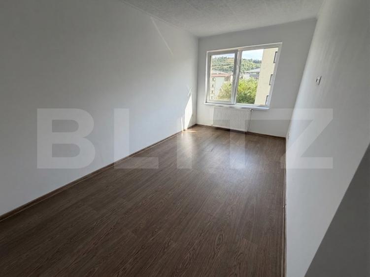 Apartament, 4 camere, 113mp, 2 parcari, 3 balcoane, pod, zona Terra