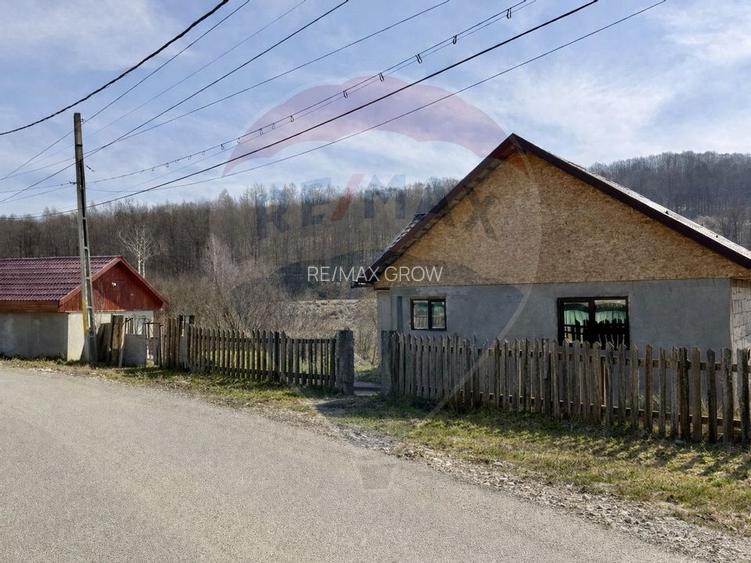 Casă / Vilă cu 3 camere de vânzare, Buhoci, jud Bacău - 2