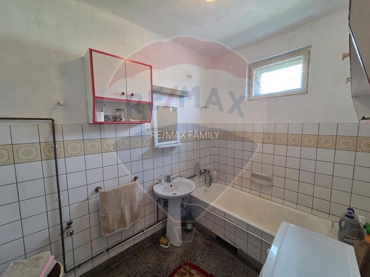 Casă cu etaj , curte proprie - 11