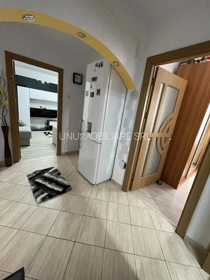 Apartament 2 camere -Zona Sud - etaj  3/4 - 40 mp -57000 euro negociabil - 7