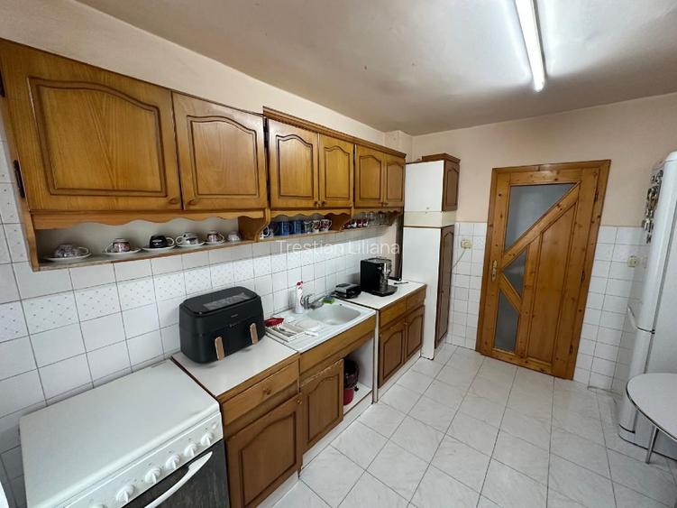 Vand apartament 3 camere etaj 1 zona 300 pe mal Arad - 9