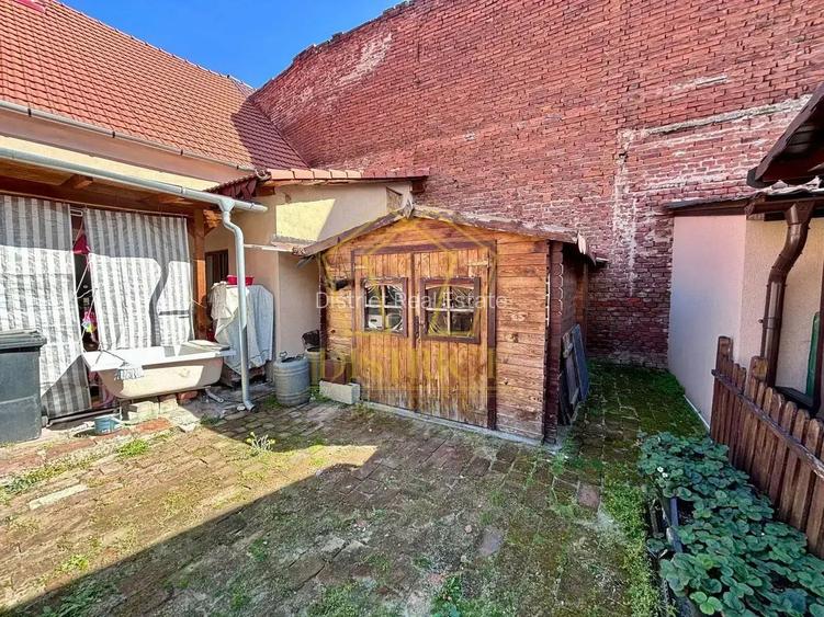 Casa renovata cu 4 camere la curte comuna | Iosefin - 11