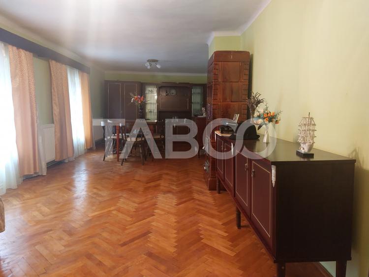 Casa in zona centrala 5 camere 2 bucatarii 3 bai curte comuna Cisnadie