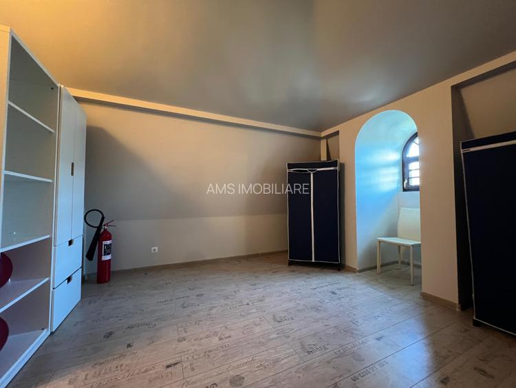 VILA DEOSEBITA / SPATII GENEROASE / CURTE PROPRIE - 42