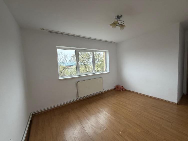 Vand apartament 3 camere - decomandat - etaj 1 - cartier Trei Stejari - 5